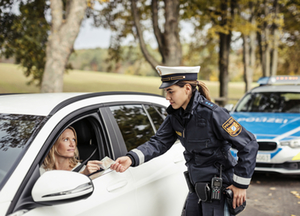 Symbolbild: Polizeikontrolle Symbolbild: Polizeikontrolle
