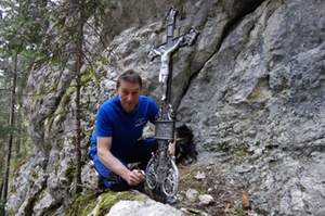 Wegkreuz am Untersberger Kniaschnaggler-Steig renoviert Wegkreuz am Untersberger Kniaschnaggler-Steig renoviert