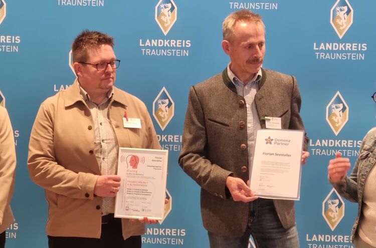 Bild Urkundenuebergabe