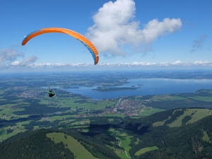 gleitschirmfliegen-mit-chiemseeblick-chiemsee-alpenland-tourismus gleitschirmfliegen-mit-chiemseeblick-chiemsee-alpenland-tourismus