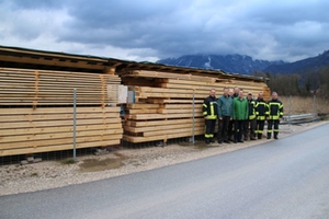  Mit der Holzspende wird der Feuerwehr gedankt Mit der Holzspende wird der Feuerwehr gedankt