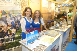 - v.r.: CAT-Geschäftsführerin Christina Pfaffinger und CAT-Marketingleiterin Corinna Raab am Stand von Chiemsee-Alpenland Tourismus auf der Grünen Woche - v.r.: CAT-Geschäftsführerin Christina Pfaffinger und CAT-Marketingleiterin Corinna Raab am Stand von Chiemsee-Alpenland Tourismus auf der Grünen Woche