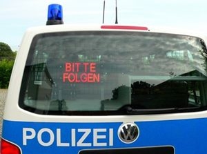 Polizei Bitte Folgen Polizei Bitte Folgen